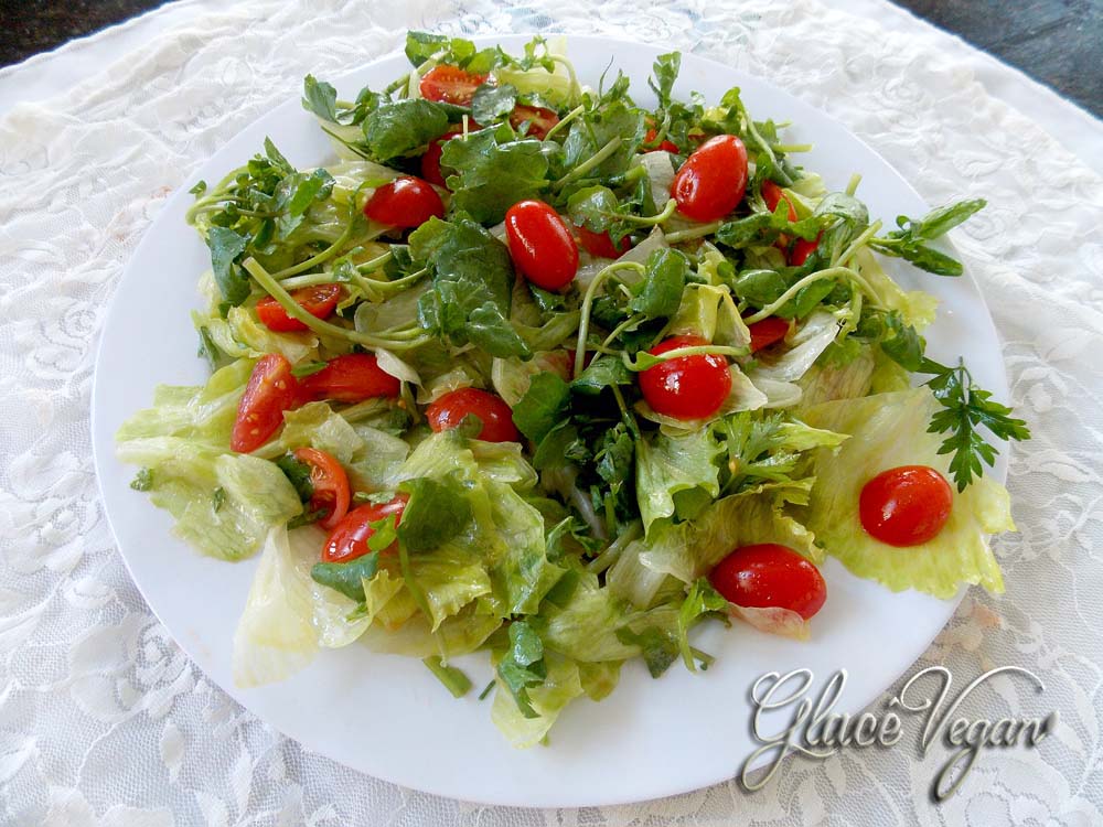 Salada de alface americana com agrião, tomate, salsa e cebola