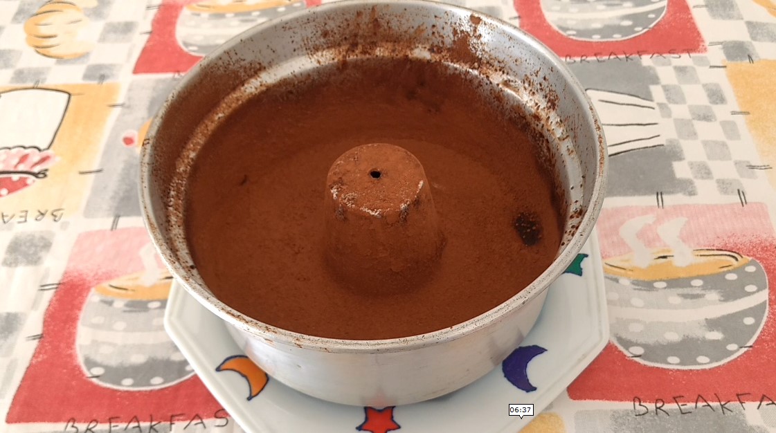 Bolo de Chocolate Vegano com Farinha de Arroz Passas Amendoim Colocando na Forma KatiaVegana