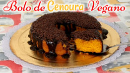 BOLO DE CENOURA VEGANO Com COBERTURA de BRIGADEIRO – Fofinho Fácil Rápido